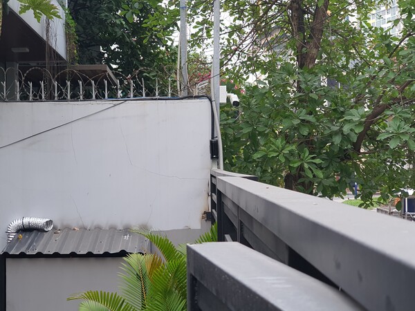 Hệ thống camera an ninh được trang bị ngay tại hàng rào